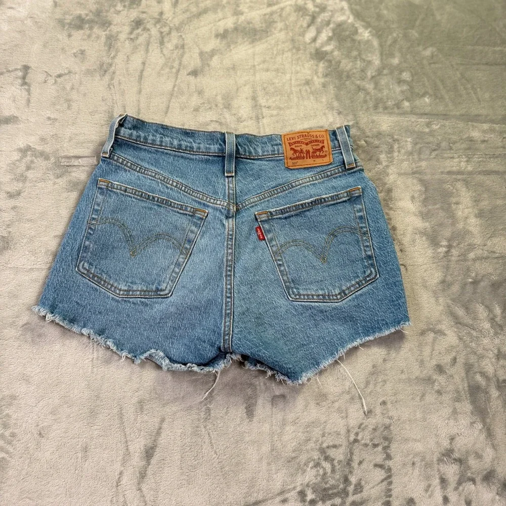 Levis 501 Original High Rise Denim Shorts Medium Wash Cut Off Size 26 56327-0251